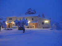 Vista de la casa rural Masia Spa Can Pascol al hivern nevat